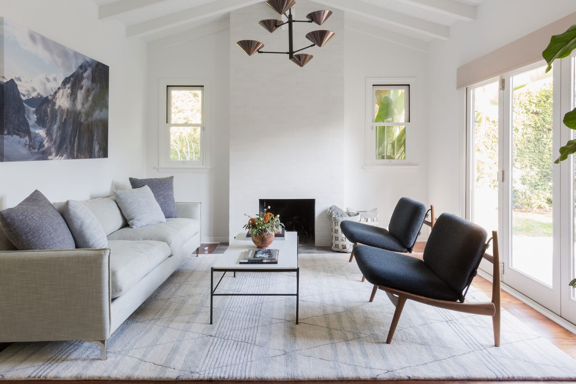 Wnętrze energooszczędnego domu szkieletowego — duże okna, naturalne drewno